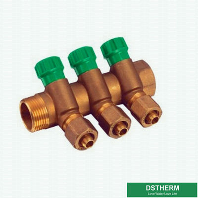 Dos maneras a seis múltiples de cobre amarillo de los separadores de agua de las maneras para el tubo de Pex con las vávulas de bola para el abastecimiento de la agua caliente