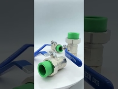 La vávula de bola doble de cobre amarillo femenina de la unión ayuna flujo de los mismos tamaños